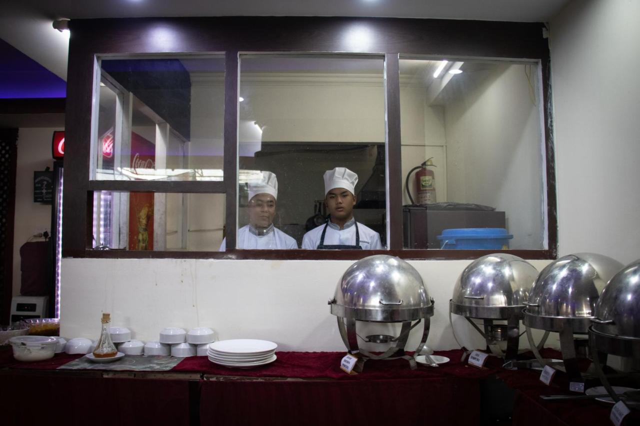Alpine Hotel & Apartment Kathmandu Bagian luar foto
